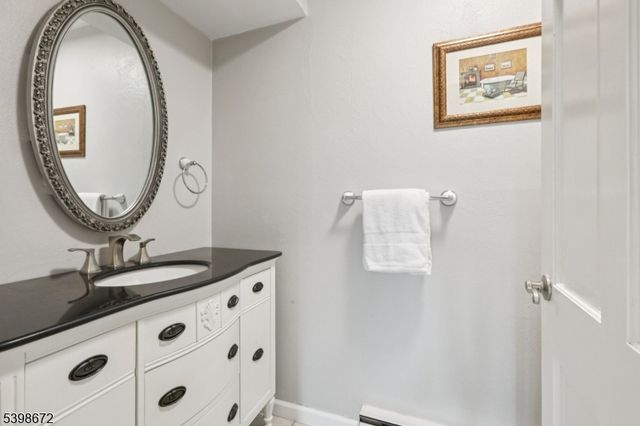 22 Cooper Ln, Chester Twp., NJ 07930