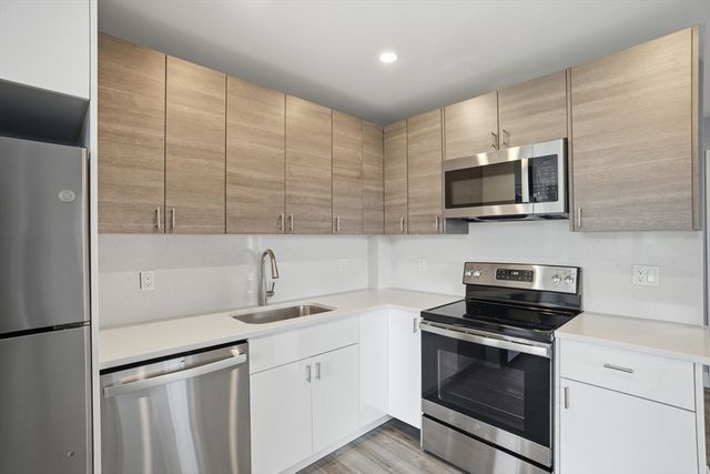 632 Centre St 306, Boston, MA 02139