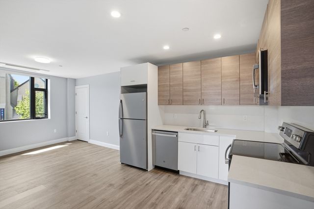 632 Centre St 306, Boston, MA 02139