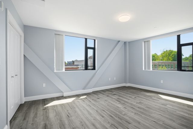 632 Centre St 306, Boston, MA 02139