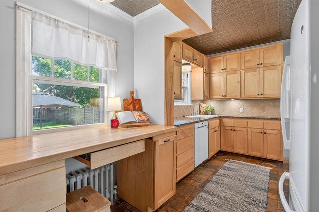 2716 E Minnehaha Parkway, Minneapolis, MN 55406
