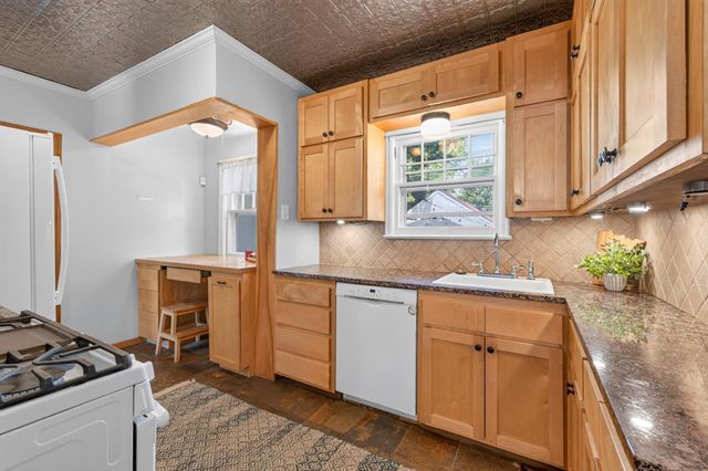 2716 E Minnehaha Parkway, Minneapolis, MN 55406