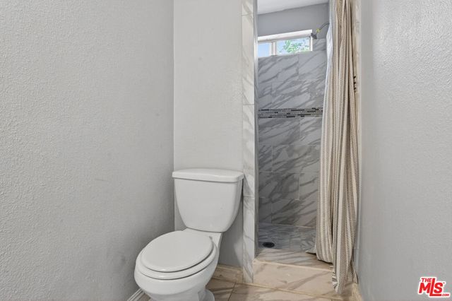 6427 Klump Avenue, North Hollywood, CA 91606