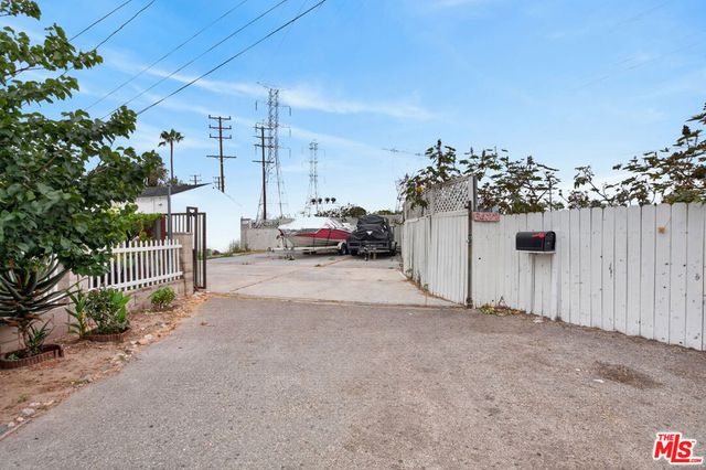 6427 Klump Avenue, North Hollywood, CA 91606