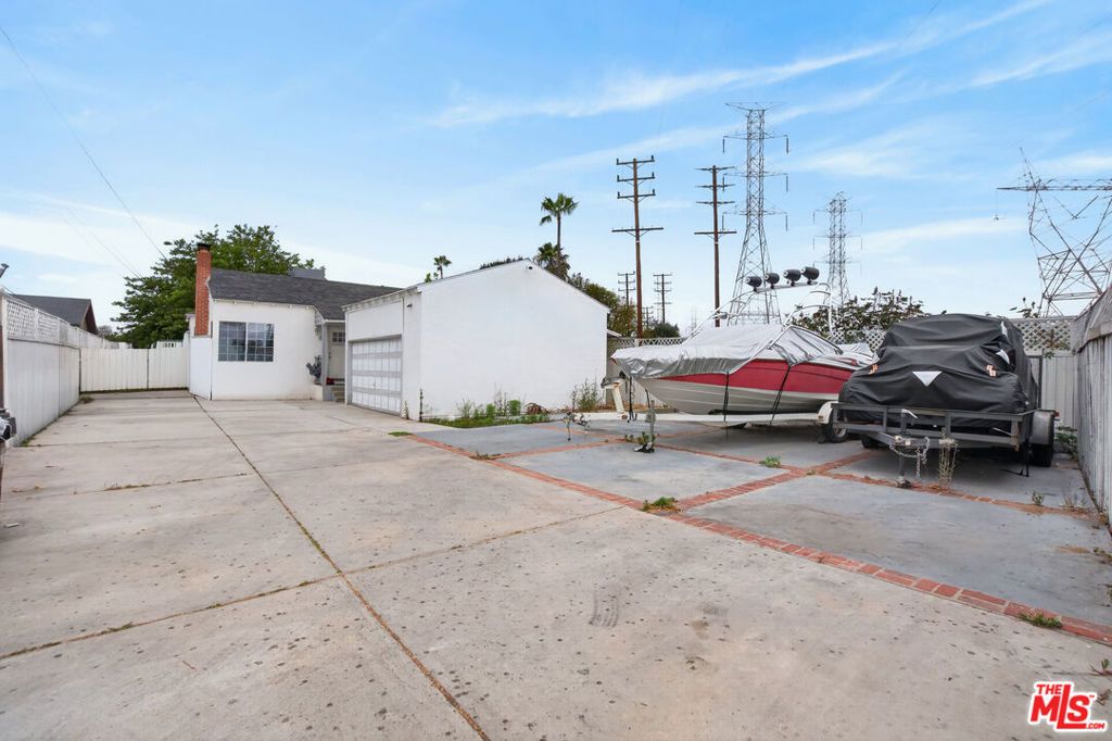 6427 Klump Avenue, North Hollywood, CA 91606