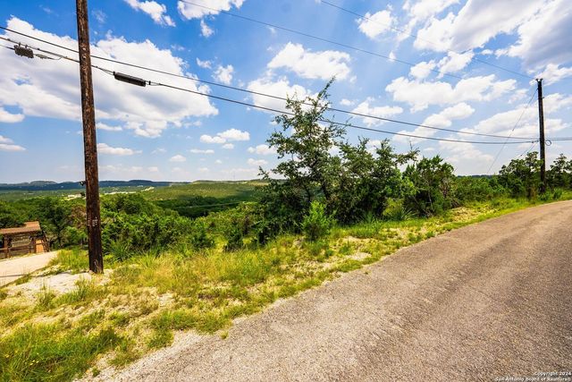 607 Lexington Pass, Canyon Lake, TX 78133