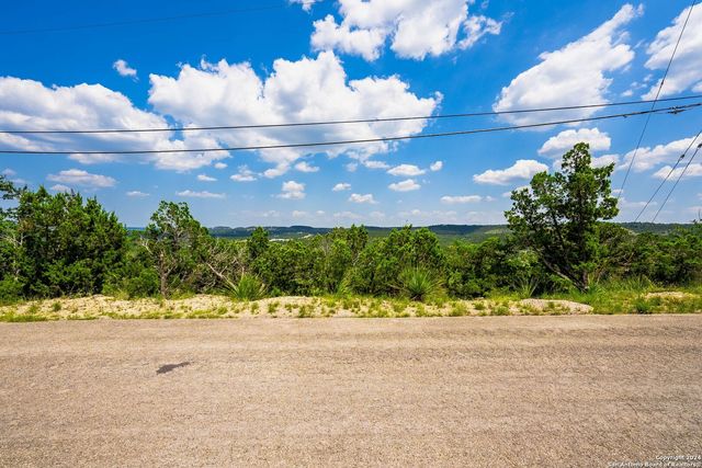 607 Lexington Pass, Canyon Lake, TX 78133