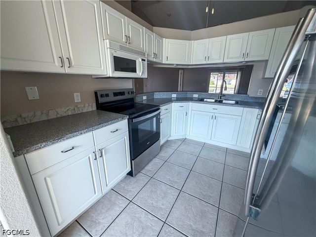 626 SE 13th PL, Cape Coral, FL 33990