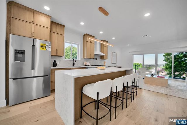 519 E 4th Street, Palisades Park, NJ 07650