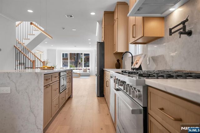 519 E 4th Street, Palisades Park, NJ 07650