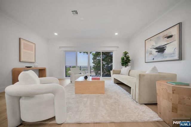 519 E 4th Street, Palisades Park, NJ 07650