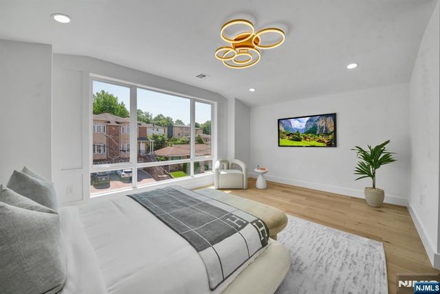 519 E 4th Street, Palisades Park, NJ 07650