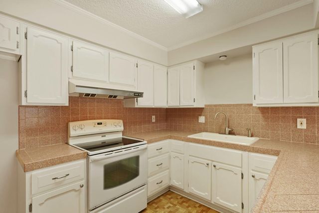 8 N Cambridge Dr, Lodi, CA 95242