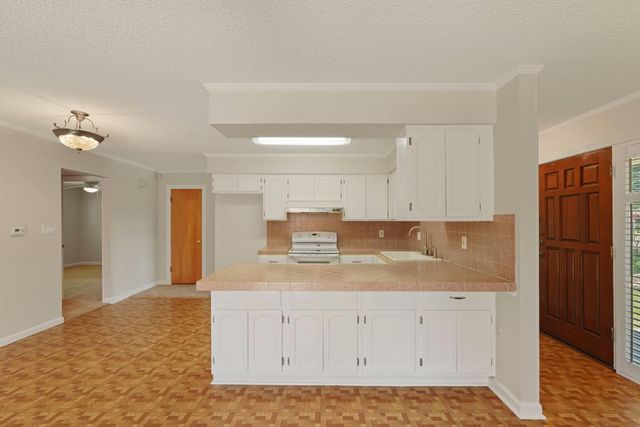 8 N Cambridge Dr, Lodi, CA 95242