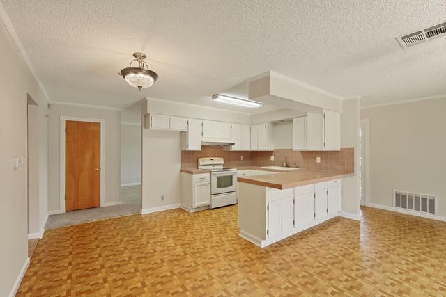 8 N Cambridge Dr, Lodi, CA 95242