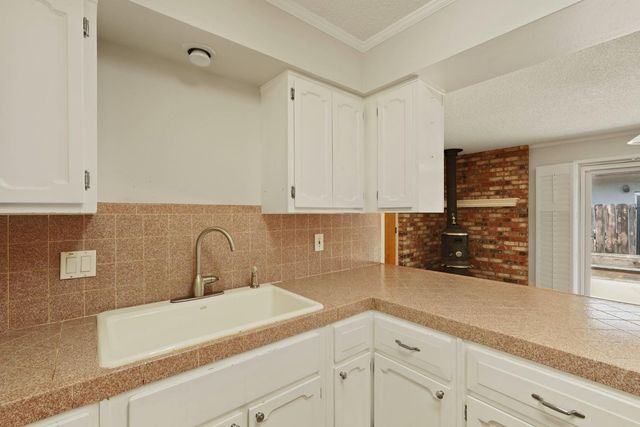 8 N Cambridge Dr, Lodi, CA 95242