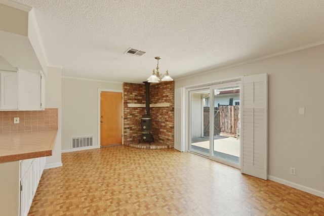8 N Cambridge Dr, Lodi, CA 95242