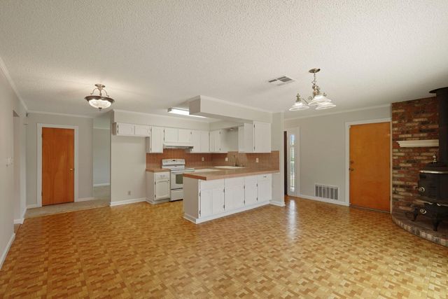 8 N Cambridge Dr, Lodi, CA 95242