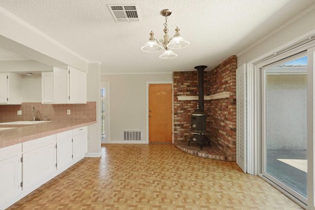 8 N Cambridge Dr, Lodi, CA 95242