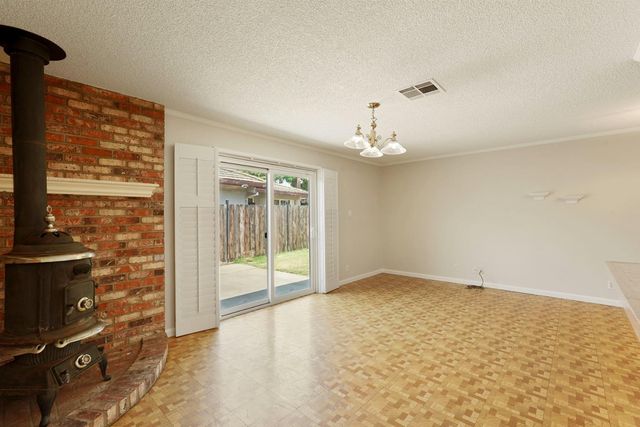 8 N Cambridge Dr, Lodi, CA 95242
