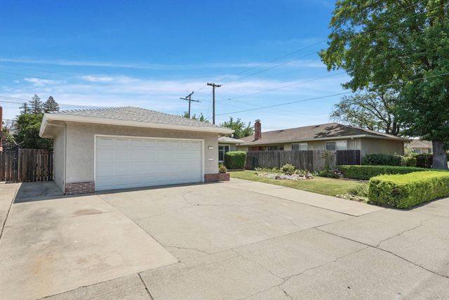 8 N Cambridge Dr, Lodi, CA 95242