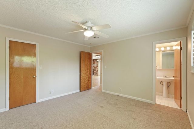 8 N Cambridge Dr, Lodi, CA 95242