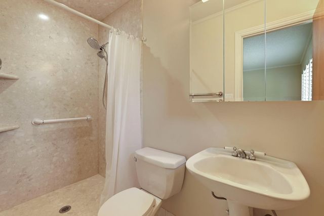 8 N Cambridge Dr, Lodi, CA 95242