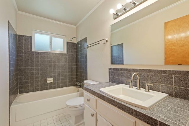 8 N Cambridge Dr, Lodi, CA 95242