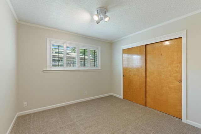 8 N Cambridge Dr, Lodi, CA 95242