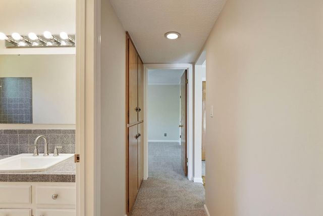 8 N Cambridge Dr, Lodi, CA 95242
