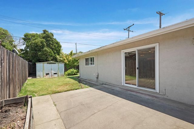 8 N Cambridge Dr, Lodi, CA 95242