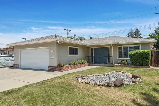 8 N Cambridge Dr, Lodi, CA 95242