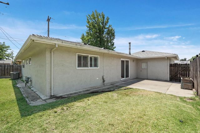 8 N Cambridge Dr, Lodi, CA 95242