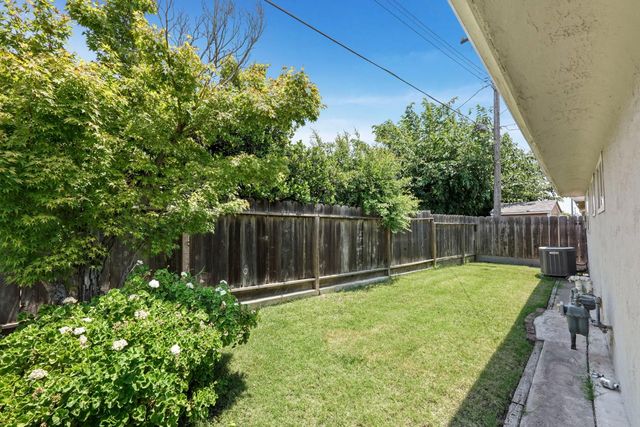 8 N Cambridge Dr, Lodi, CA 95242