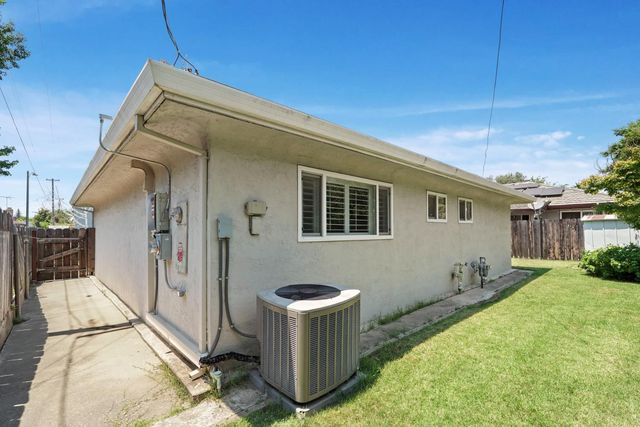 8 N Cambridge Dr, Lodi, CA 95242
