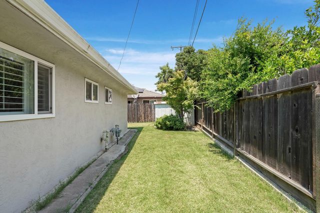 8 N Cambridge Dr, Lodi, CA 95242