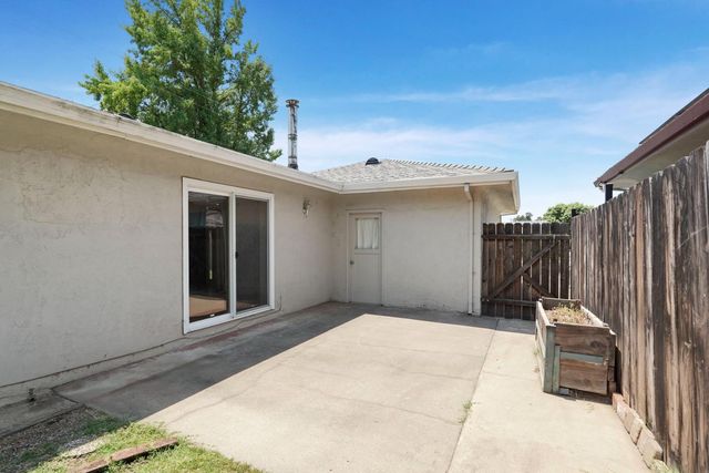 8 N Cambridge Dr, Lodi, CA 95242