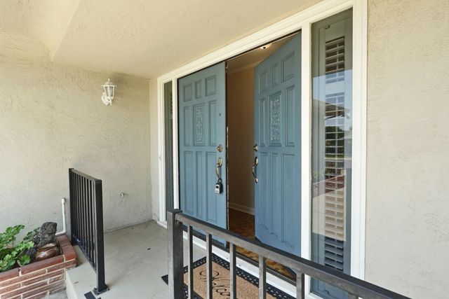 8 N Cambridge Dr, Lodi, CA 95242