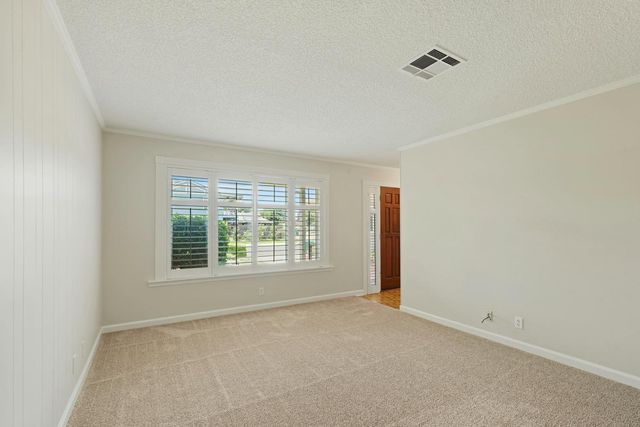 8 N Cambridge Dr, Lodi, CA 95242