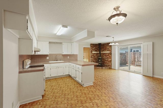 8 N Cambridge Dr, Lodi, CA 95242