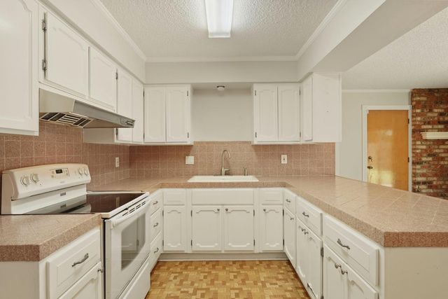 8 N Cambridge Dr, Lodi, CA 95242