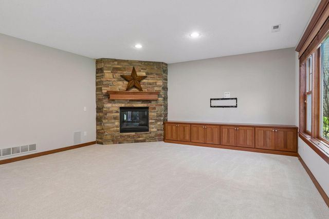 2404 Fieldstone Curve, Woodbury, MN 55129