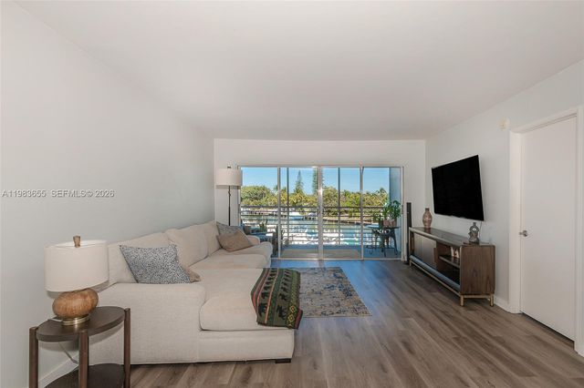 2731 NE 14th St Cswy 335, Pompano Beach, FL 33062