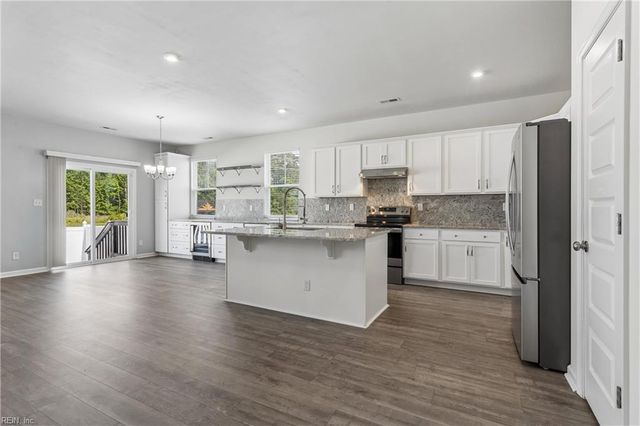 124 Meadows Landing LN, Suffolk, VA 23434