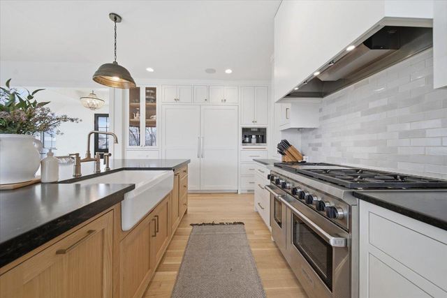 15540 52nd Place N, Plymouth, MN 55446