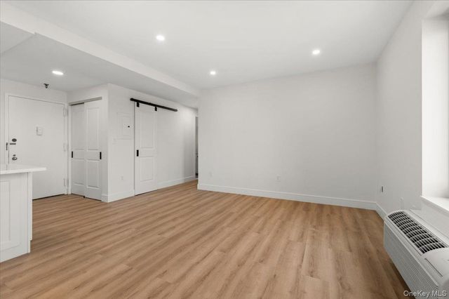 100 Broadway W 4T, Long Beach, NY 11561