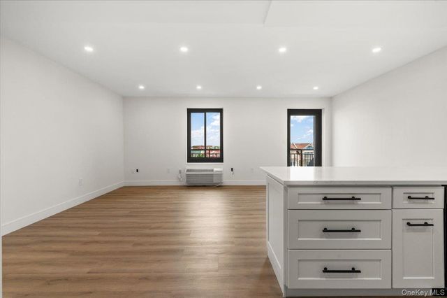 100 Broadway W 4T, Long Beach, NY 11561