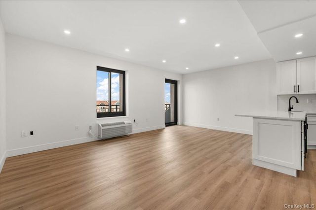 100 Broadway W 4T, Long Beach, NY 11561