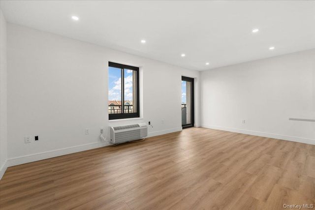 100 Broadway W 4T, Long Beach, NY 11561