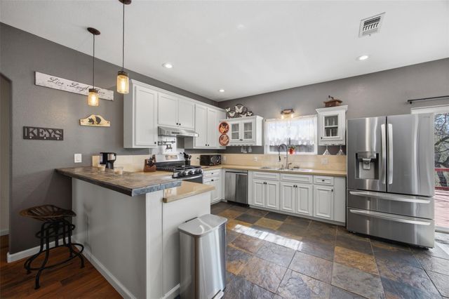 123 Meadowood DR, Elgin, TX 78621